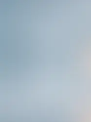 Dans un monde où l’attention des consommateurs est devenue une ressource rare, les entreprises doivent redoubler de créativité pour se démarquer. Les images fixes ont longtemps été l’outil de choix en communication visuelle, mais la vidéo s’impose désormais comme le format incontournable. Elle capte, retient et engage beaucoup plus efficacement que les simples visuels.