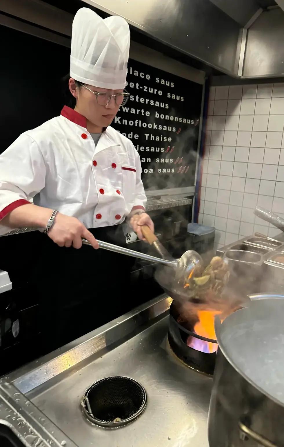 Koch an der Live-Cooking-Station