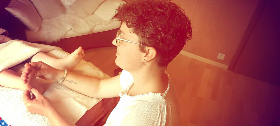 réflexologie plantaire, massage pieds, thérapie alternative, médecine traditionelle chinoise, soin énergétique, alignement des chakras