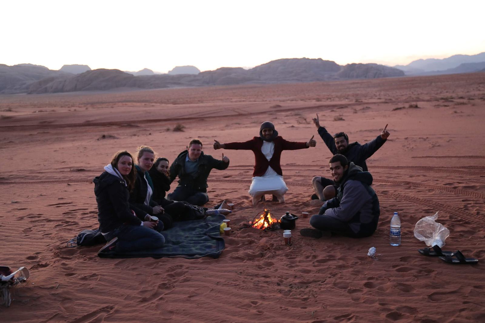 Grupo BEYOND à volta da fogueira em Wadi Rum