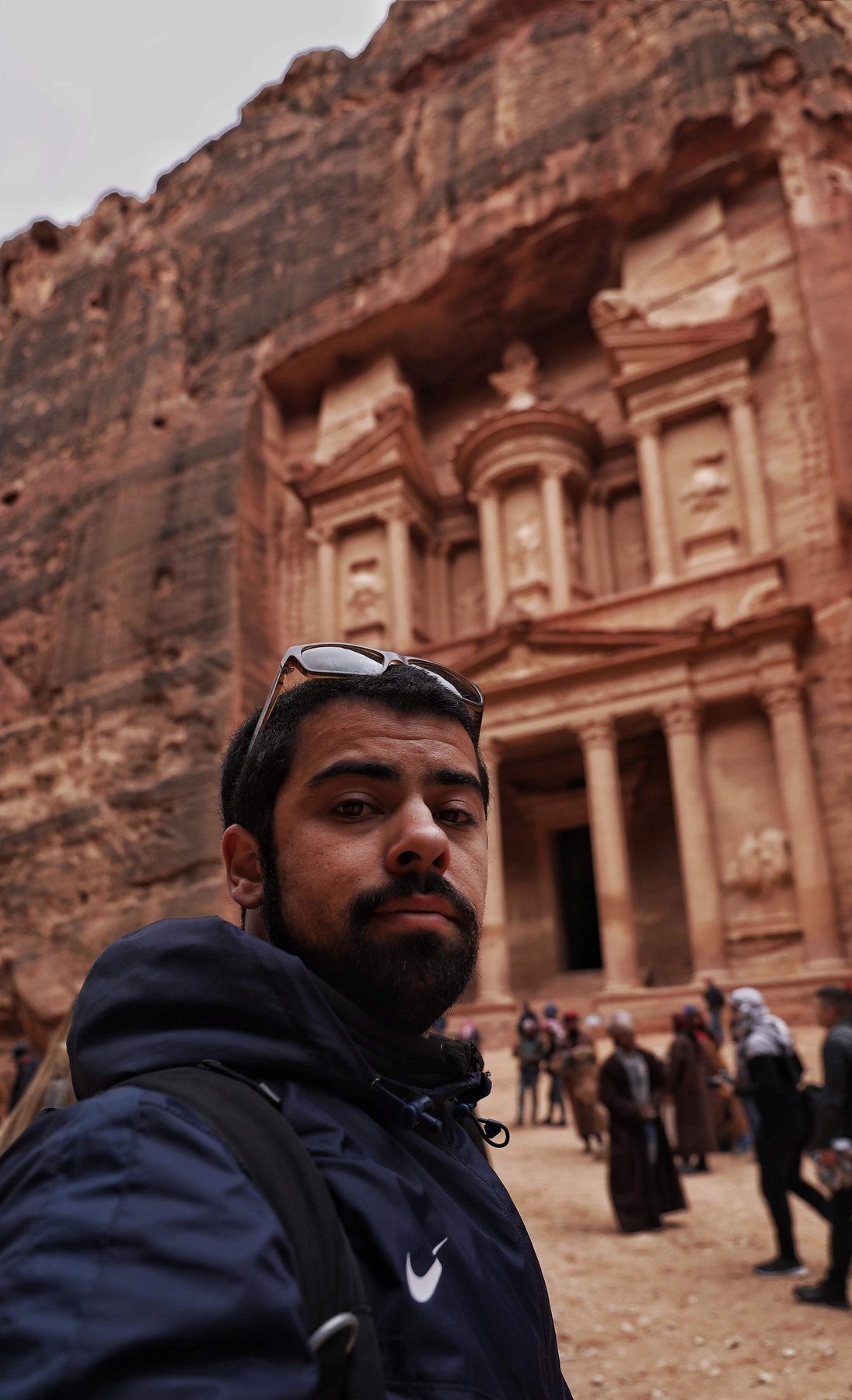 Rui em frente ao Tesouro de Petra