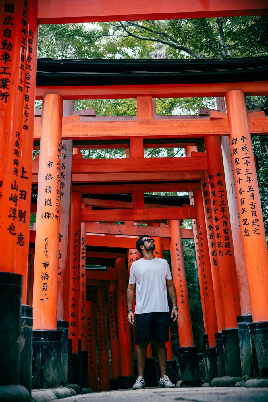 Rui nos portões torii de Fushimi Inari, em Quioto