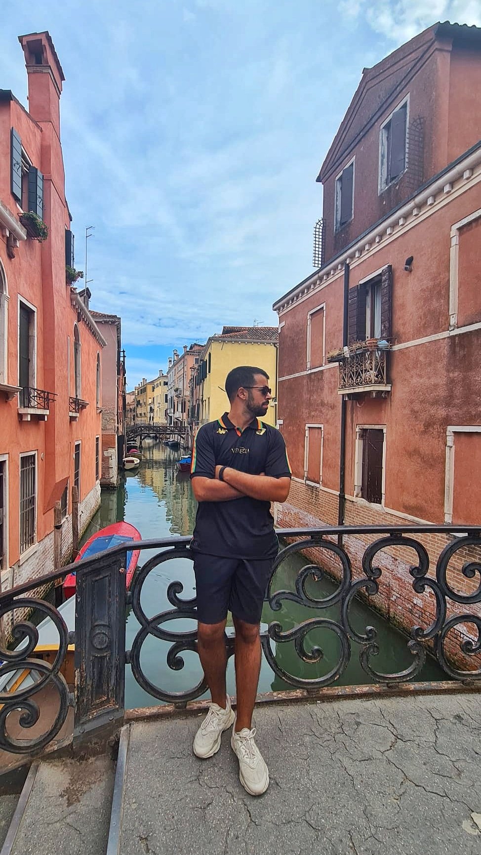 Rui numa ponte sobre um canal de Veneza
