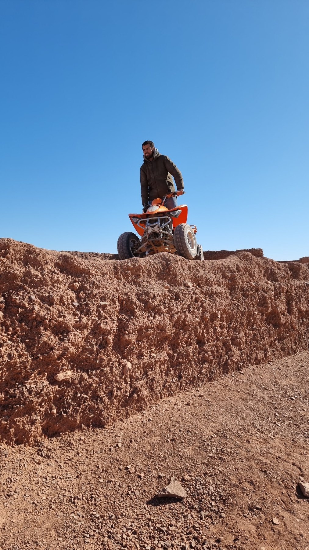 Rui numa moto 4 no deserto