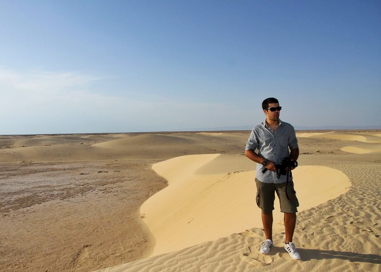Rui com a câmara nas dunas do deserto