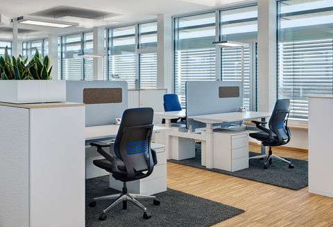 Moderner Arbeitsplatz mit Stauraum für Büroartikel von World of Office Amberg