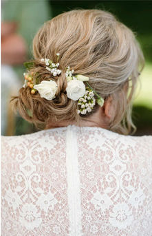 Haarstyling mit echten Blumen