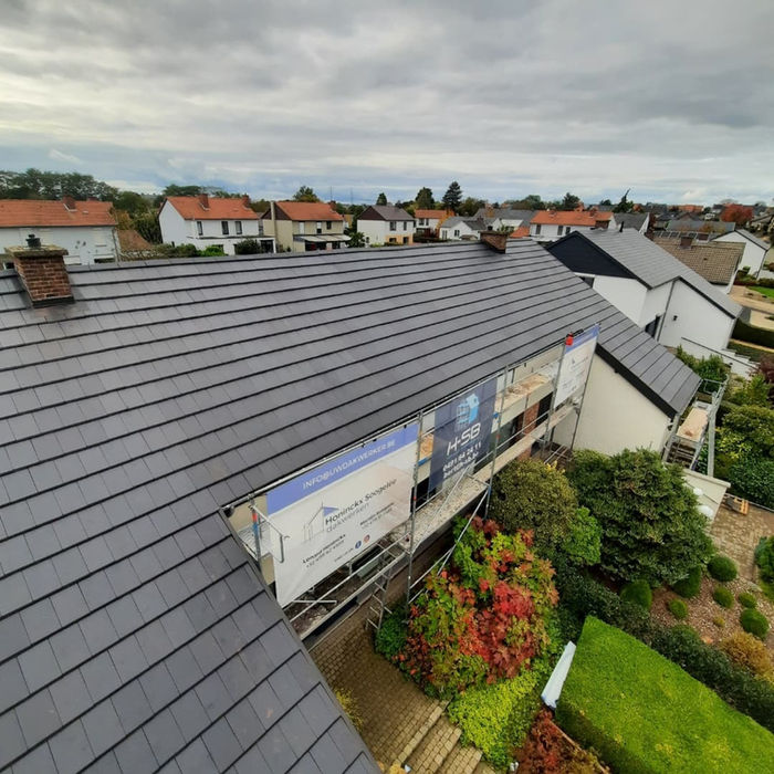 Professionele dakrenovatie van een woning met strakke moderne dakpannen en vakkundige afwerking