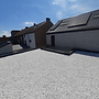 Wit-grinddak-met-zonnepanelen-gerealiseerd-door-Honinckx-Soogelée-Dakwerken.png