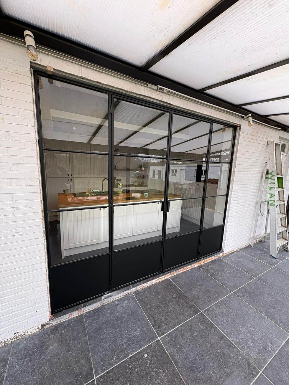 Stalen raamwand veranda, zwart frame.jpeg