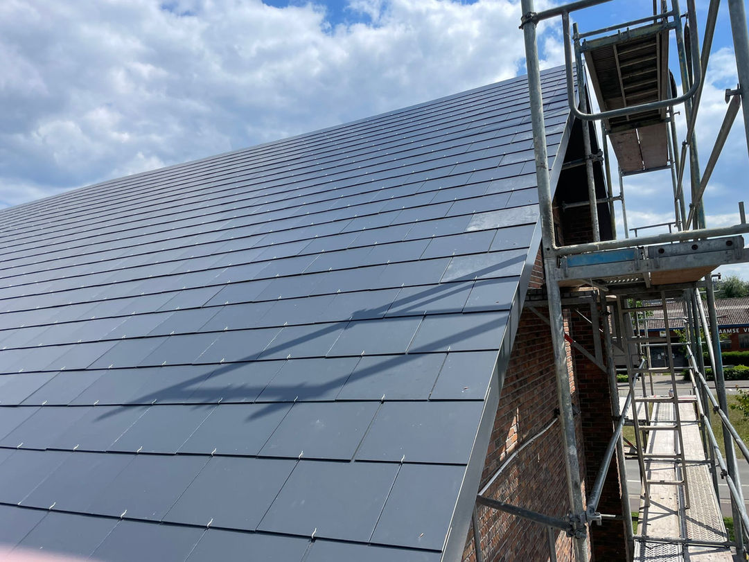 afgewerkt platte tegels van hellende dak