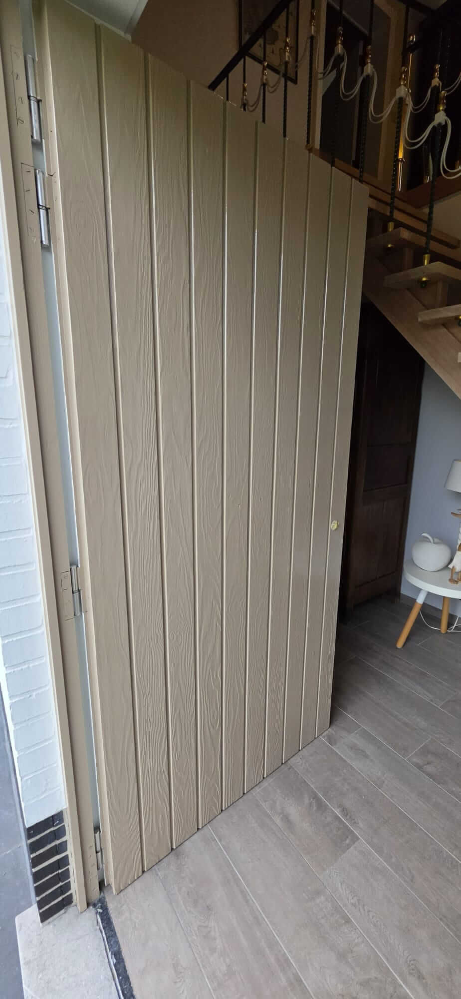 Deur en wandbekleding geschilderd in taupe