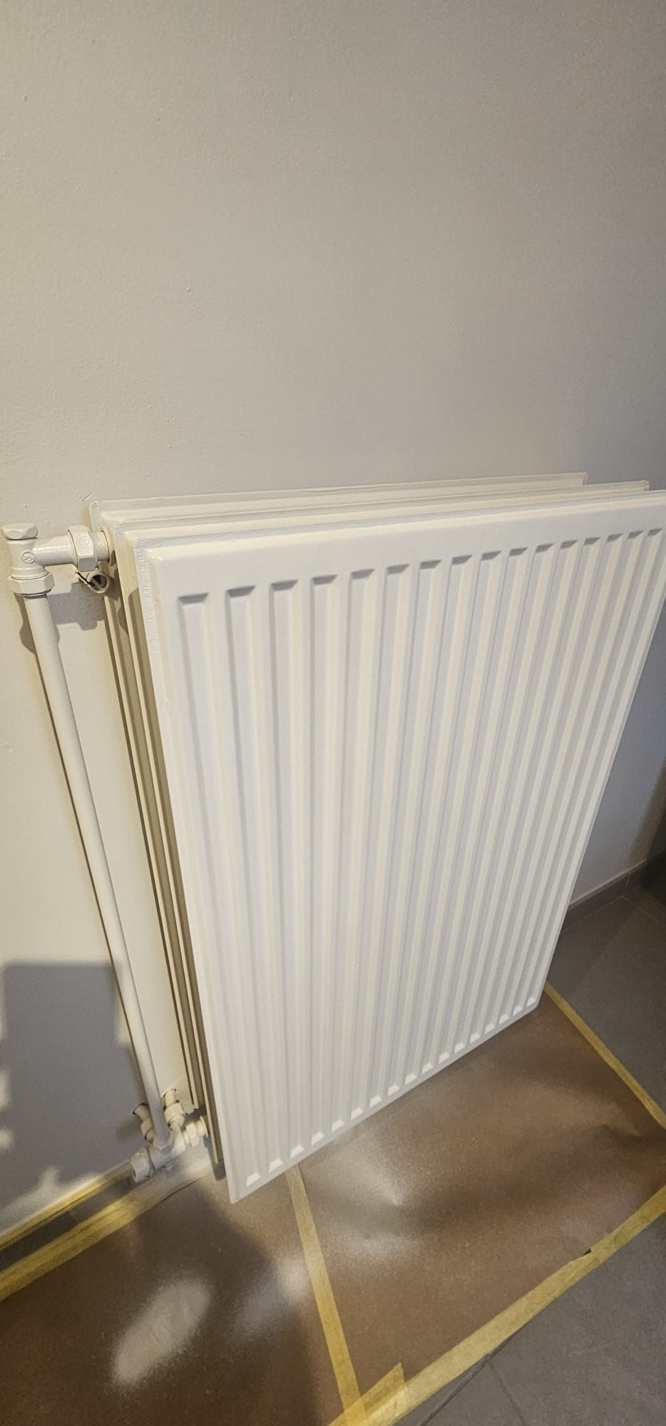 Wit geschilderde radiator