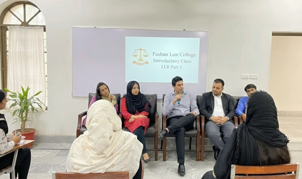 An interactive orientation session of faculty with students.