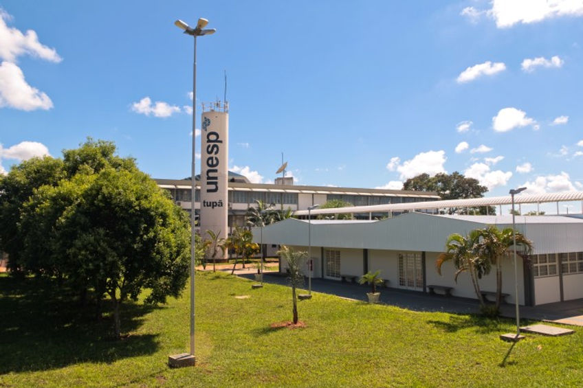 A imagem é uma foto da Faculdade de Ciências e Engenharia da Unesp Campus Tupã.