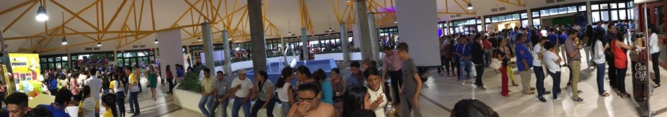 Todos los jóvenes recorriendo las diferentes dinámicas y participando en ellas.