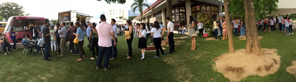 Al llegar a las presentaciones poco tiempo después era un intermedio... y así se pusieron las filas para las comidas.