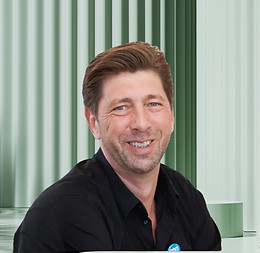 foto perfil profesional de Ralf Hülser el cofundador y estilista de la peluqueria cap wellness lounge