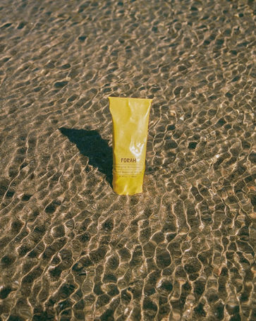 Mineral sunscreen formulated with non-nano zinc oxide and titanium dioxide for broad-spectrum SPF 30 protection. Free from chemical UV filters, silicones, parabens, phthalates, and microplastics, it is enriched with certified organic botanical oils, sea buckthorn, jojoba, avocado, and green tea to nourish the skin barrier while providing hydrating, antioxidant-rich daily sun protection.