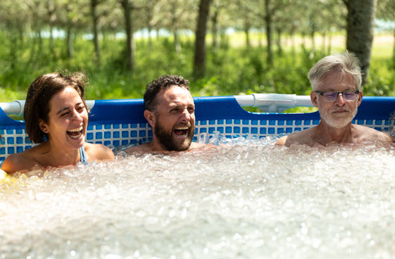 lachende Kunden im Eisbad