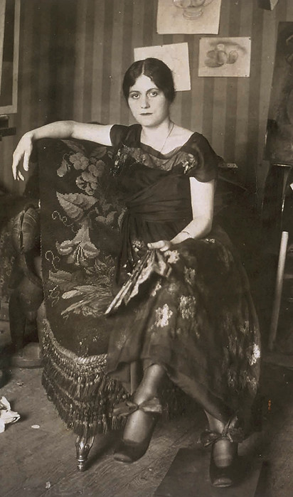 1Olga_Khokhlova_in_Picasso's_Montrouge_studio,_spring_1918.jpg