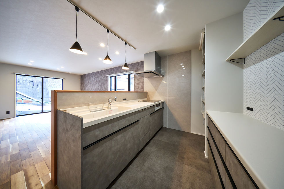 グレージュスタッコのキッチンカラーにほどよい濃淡で多色の石目柄のフロアタイル ストーン&アクセント アシュートで統一感を