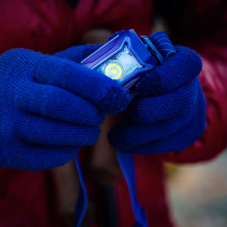 mani che tengono una torcia