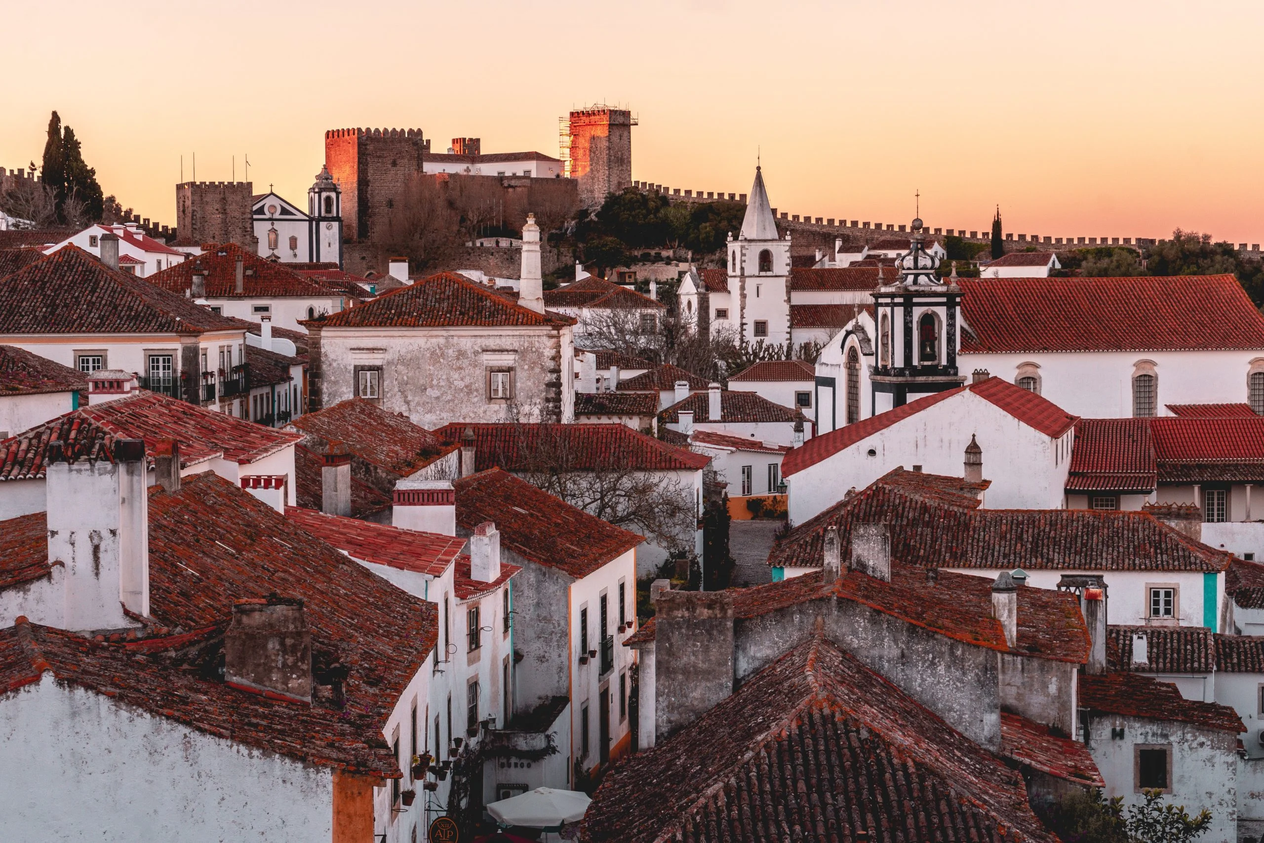 Óbidos vista de cima, destaque para o castelo ao fundo.