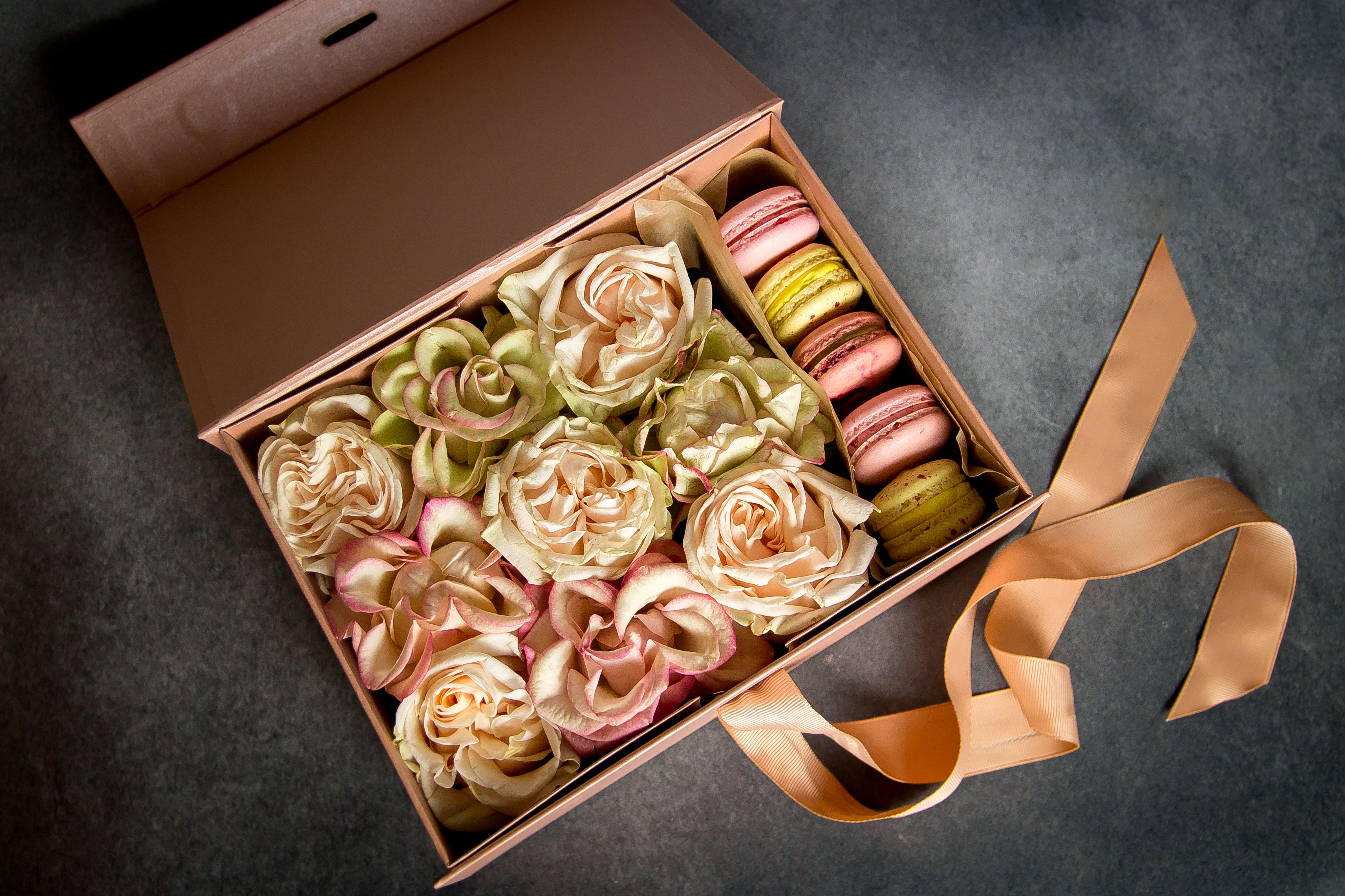 Macaron-flower gift box
