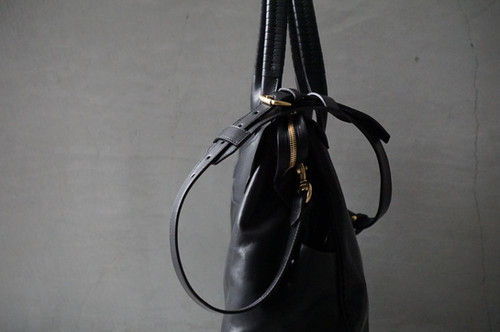 cornelian taurus Key Hole Boston MID (Black) | unum