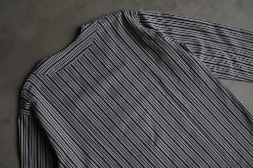 Aquellos Ojos Verdes V Neck Over Shirt (Wild Grey) | unum