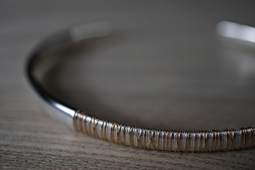 サムネイル： DAN TOMIMATSU Spool Bangle Wide Half Wind (Silver × Yellow Gold)