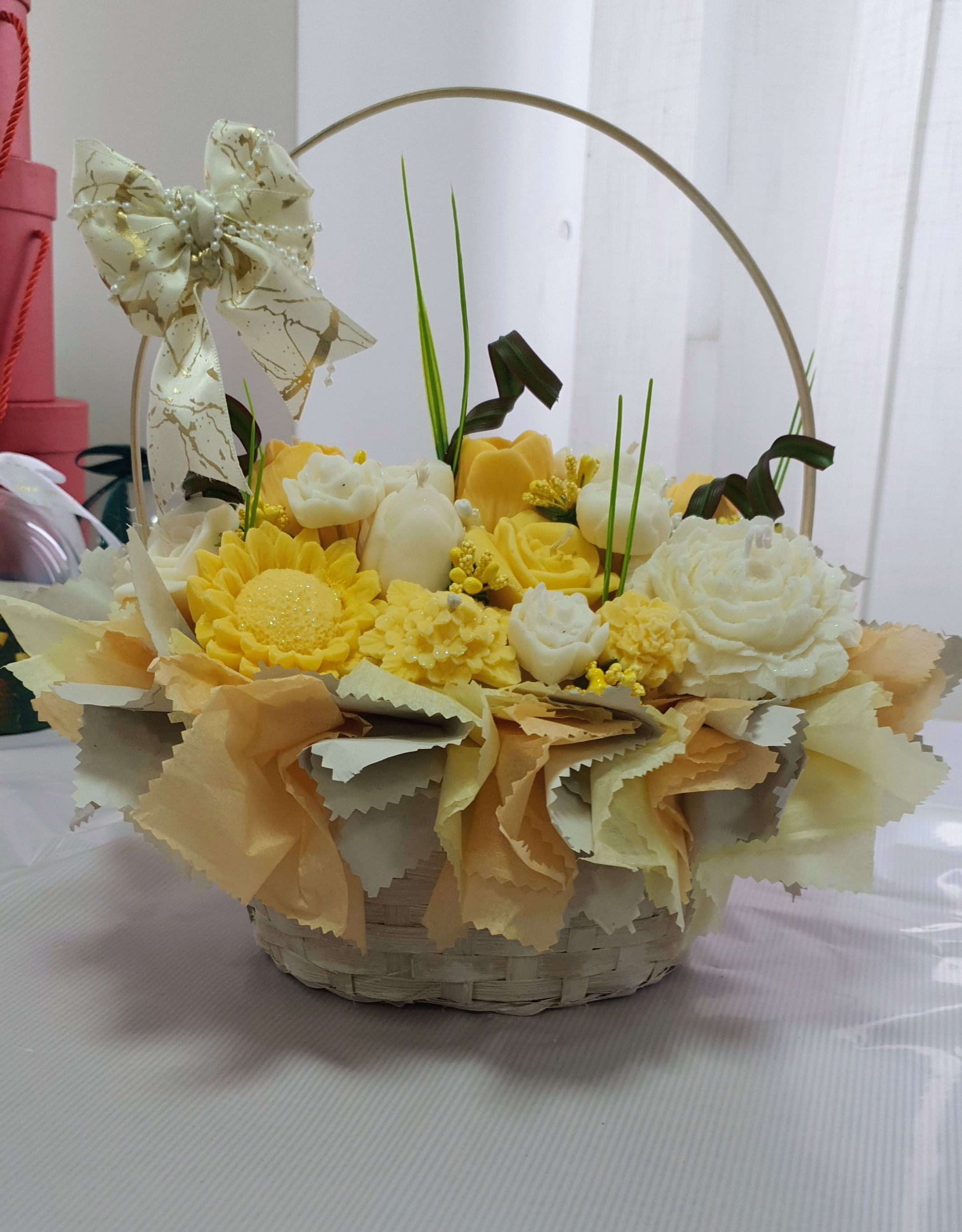 Cesta con Fiori in Cera Gialli e Bianchi – Regalo Elegante e Decorazione Casa