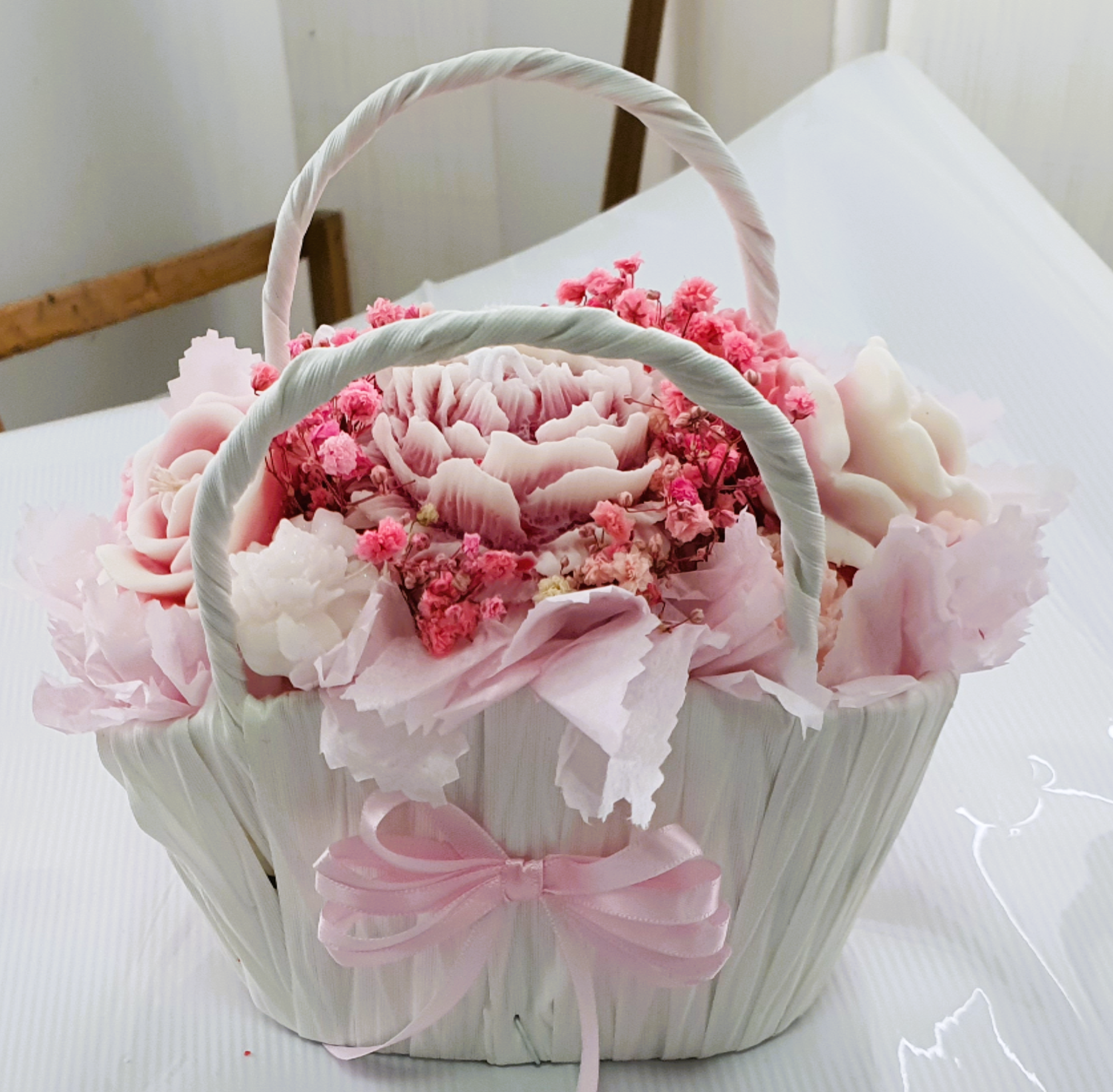 Cesto di fiori in cera artigianali – Eleganza senza tempo