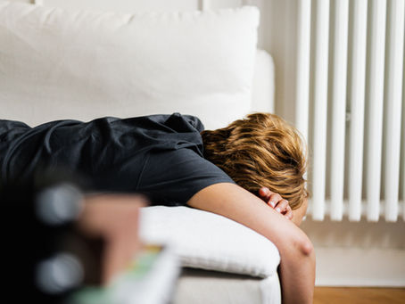 Jeune parent fatigué après une nuit fragmentée avec bébé