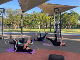 מסיימות אימון ריצה עם תרגילי בטן
