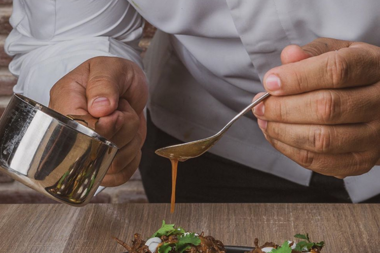 Plated gourmet meal at Noah Restaurant & Lounge in Bávaro, providing an unforgettable dining experience with a mix of sophisticated flavors.