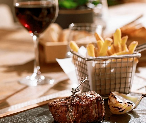 A gourmet steak and Italian dish served at Carbone Chophouse & Bar in Bávaro, known for its top-quality meats and sophisticated ambiance.