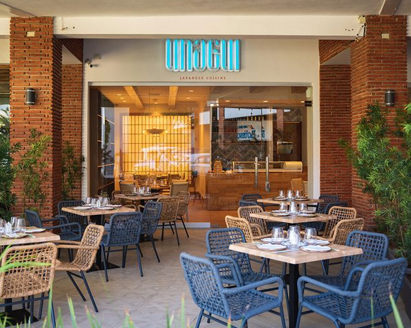 Interior of Unagui Japanese Cuisine in Bávaro, where guests enjoy expertly crafted Japanese dishes in a chic and cozy atmosphere.