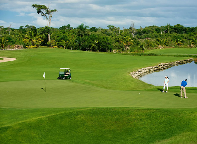 Golfer enjoying a user-friendly round of golf at Ibero State Golf Course, perfect for mid-range handicappers