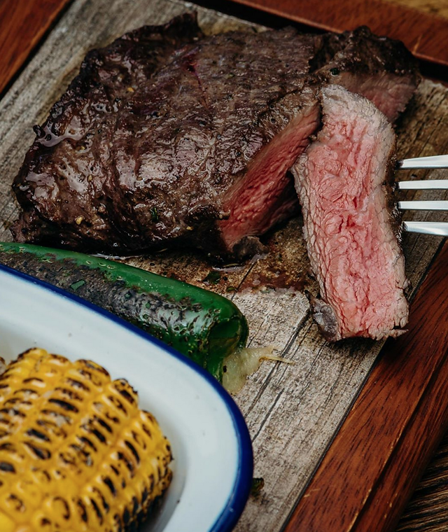 La Bruja Chupadora in Bávaro, known for its lively atmosphere, offering a wide variety of meat cuts and vibrant live music on weekends.