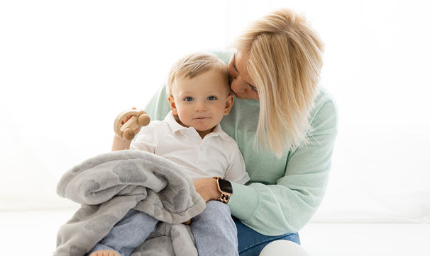 Mama mit Kleinkind auf dem Schoß