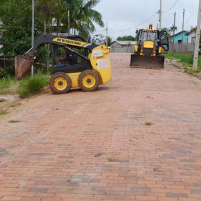 Prefeitura realiza limpeza e manutenção de ruas com distribuição de recipientes para lixo
