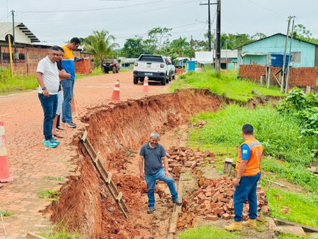 Prefeito César Andrade lidera equipe técnica para acompanhar desbarrancamento na Rua José Fernandes Dias
