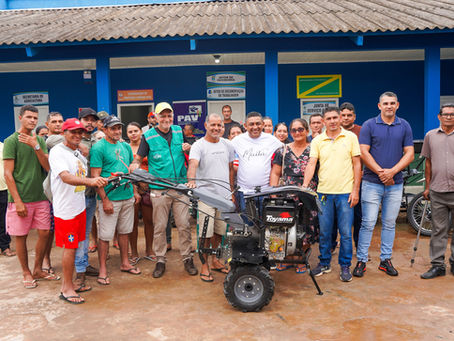 Produtores comemoram entrega de microtratores, sementes e adubos para fortalecer agricultura familiar em Porto Walter