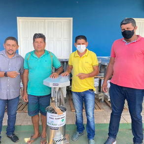 Prefeito e vice entregam equipamentos para 30 comunidades de Porto Walter