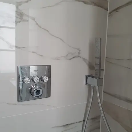 Revêtement muraux. Pose papier. Peinture. Pose faïence. pose briquette. 