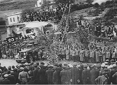 Cumhuriyetin 50 ‘nci Yıl Marşı’nı Okullarda Söyleyen Kuşaktanız