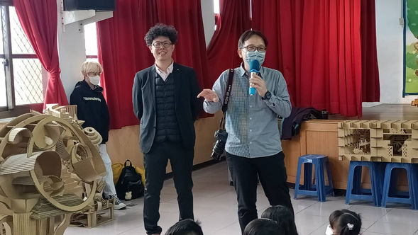 流傳自創傳奇故事 笑聲滿新中福