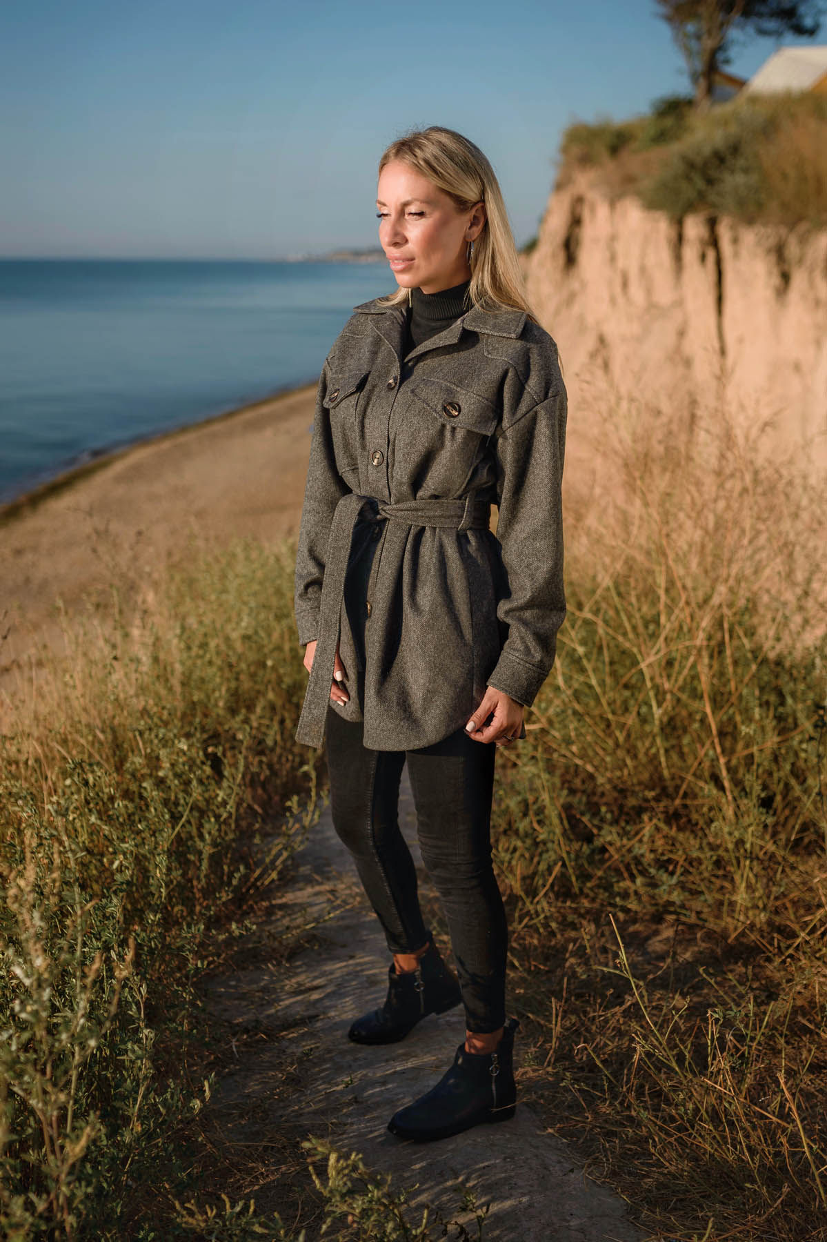 Тёмно-серое пальто-рубашка на подкладке с широким поясом